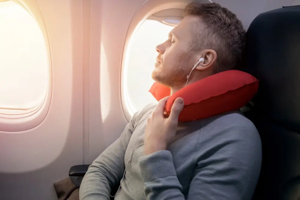 چه کار کنیم در هواپیما راحت بخوابیم؟
