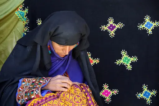 سوزن‌دوزانی که جنگ و قطعی اینترنت سفره‌شان را کوچک کرد/روایت زنان بلوچ از ماه‌هایی که بازار صنایع‌دستی خاموش شد