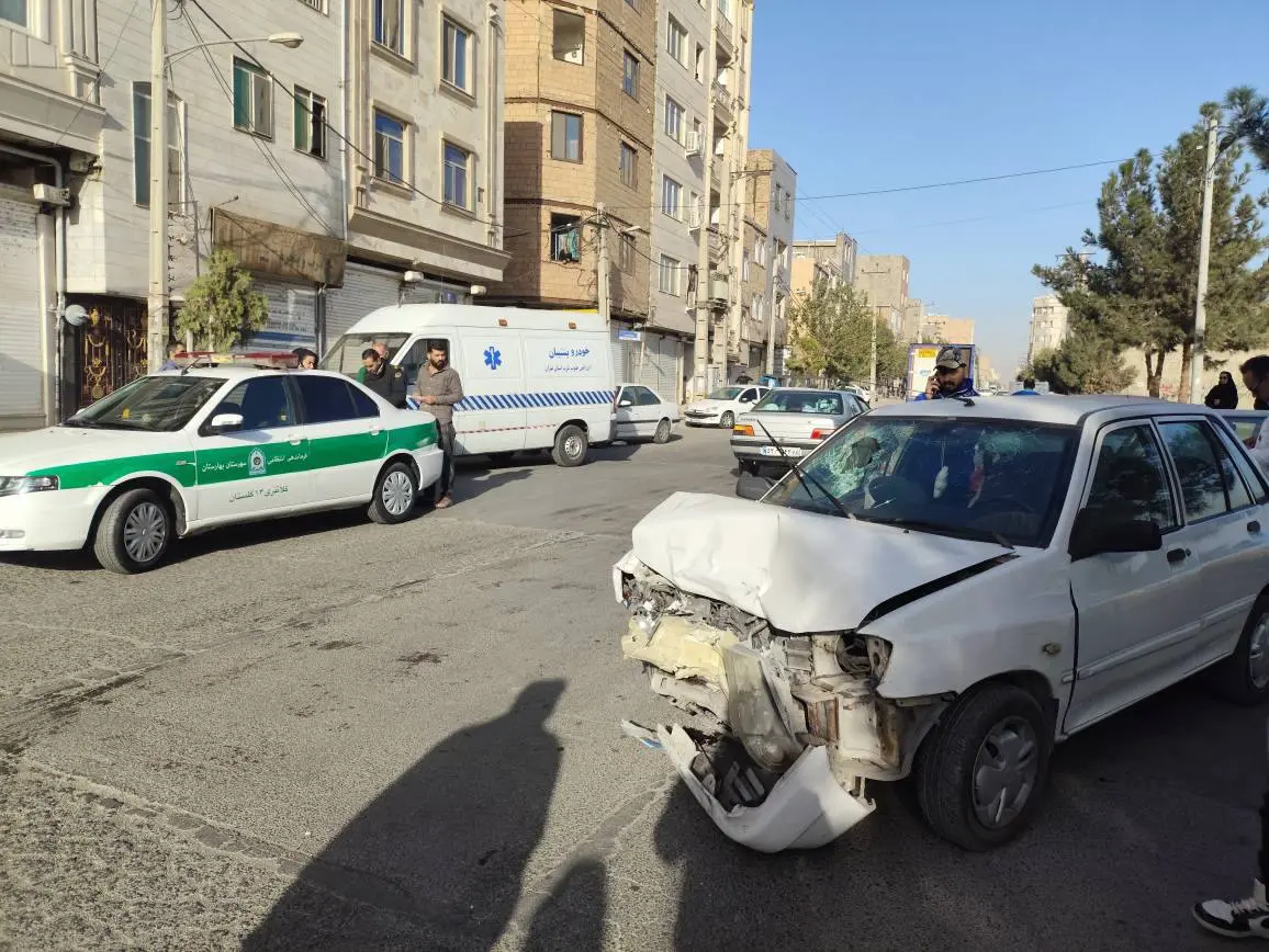 مصدومیت ۱۵ دانش‌آموز در سانحه تصادف سه سرویس مدرسه