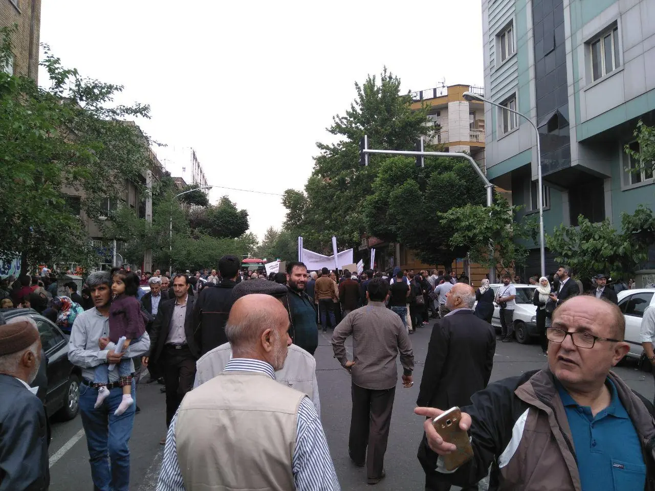 وزیر بهداشت دستش را از جیب کارگران درآورد/ هرچه دهان کارگران را ببندید دهان خورندگان بازمی‌شود/ تصمیم‌گیران منتظر اعتراض‌های جدی‌تر کارگران باشند+ فیلم و عکس