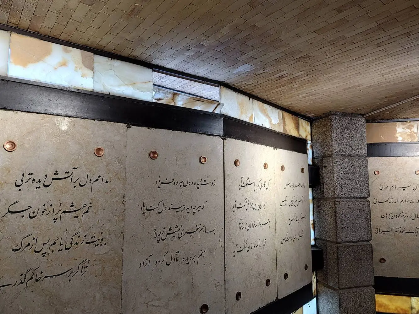 آسیب به آرامگاه باباطاهر در پی موج انفجار حمله تروریست‌های آمریکایی-صهیونی