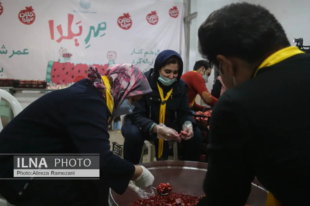 برگزاری آیین «مهر یلدا» برای کودکان کار و خیابان/ توزیع بسته‌های آجیل، تنقلات و شال و کلاه + عکس