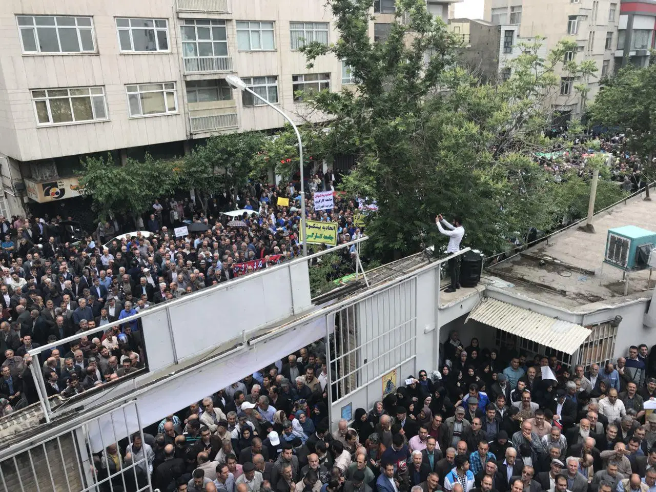 وزیر بهداشت دستش را از جیب کارگران درآورد/ هرچه دهان کارگران را ببندید دهان خورندگان بازمی‌شود/ تصمیم‌گیران منتظر اعتراض‌های جدی‌تر کارگران باشند+ فیلم و عکس