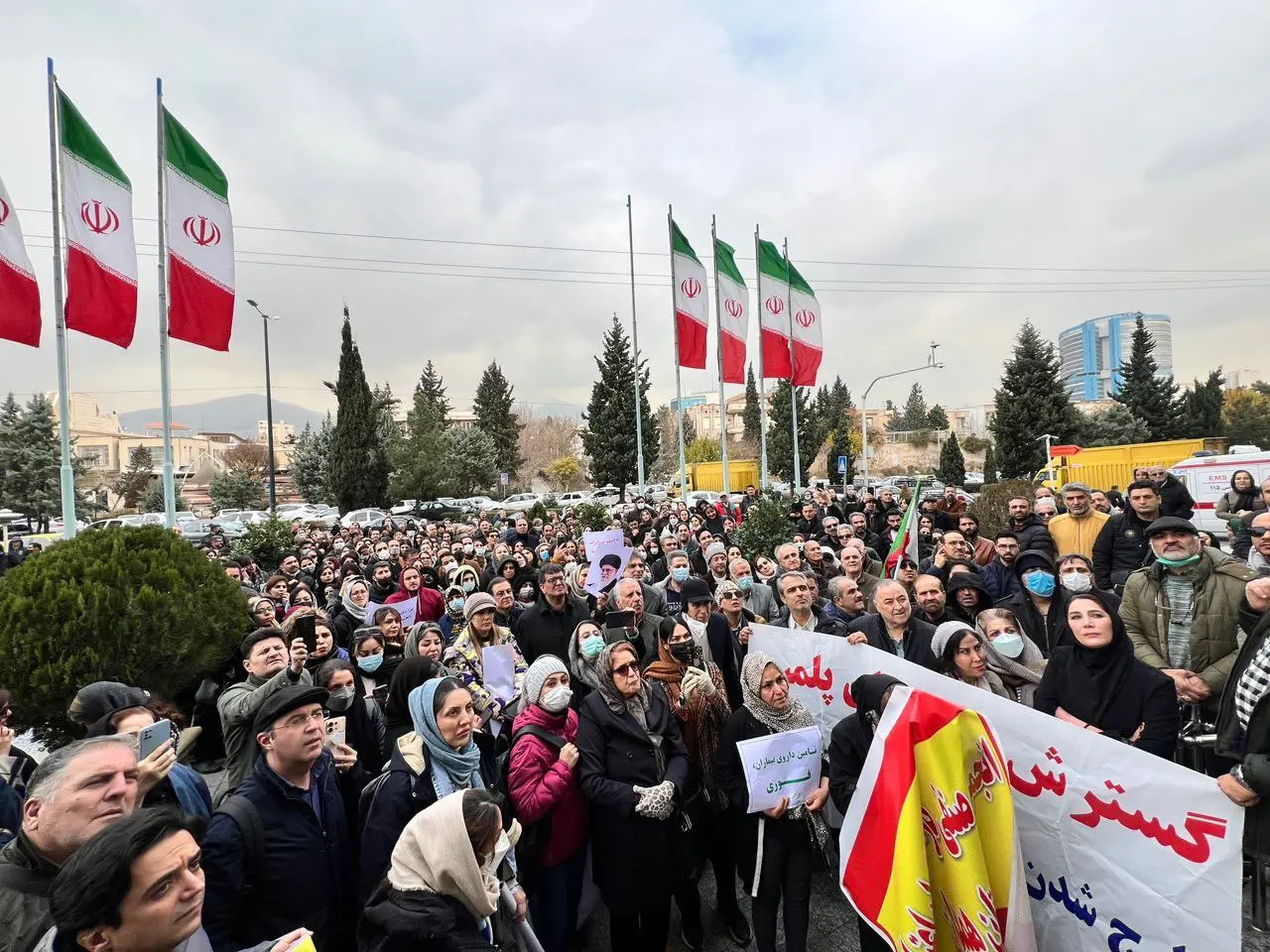 کمبود شربت اپیوم در ۱۵ استان؛ تجمع درمانگران اعتیاد مقابل وزارت بهداشت

