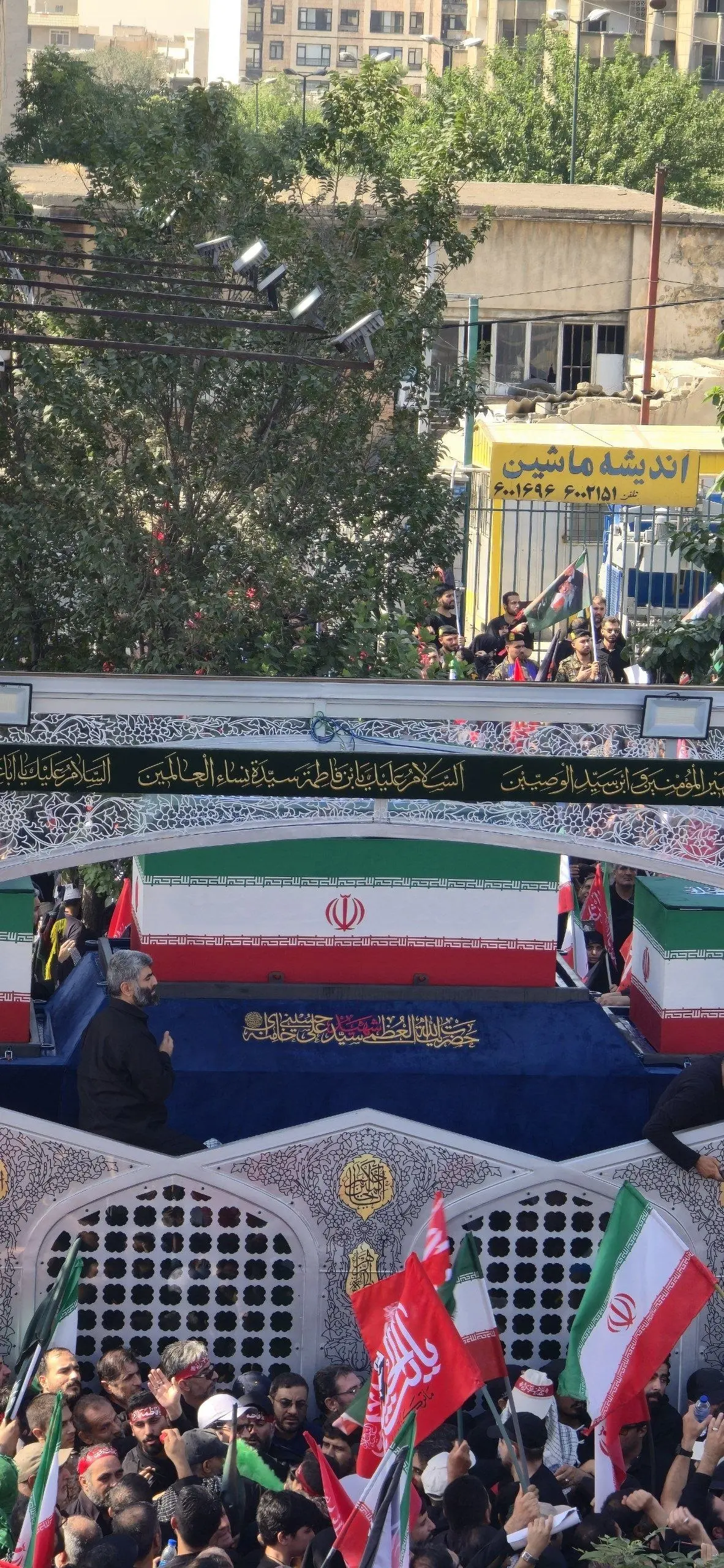 برگزاری مراسم تشییع پیکر رهبر شهید انقلاب در تهران/همه با پرچم‌های سرخ آمدند