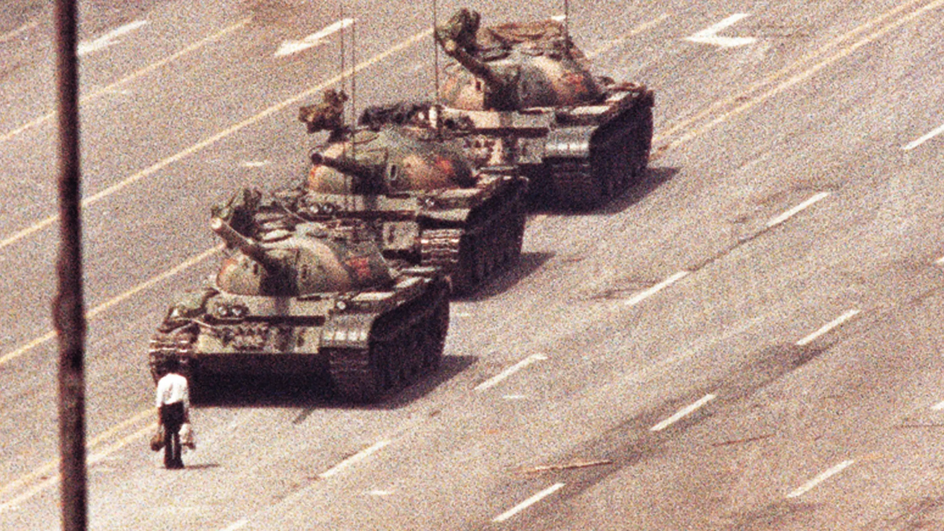 عجیبترین عکسهای خبری چهل سال گذشته/ لحظاتی که تاریخ را متوقف کردند!