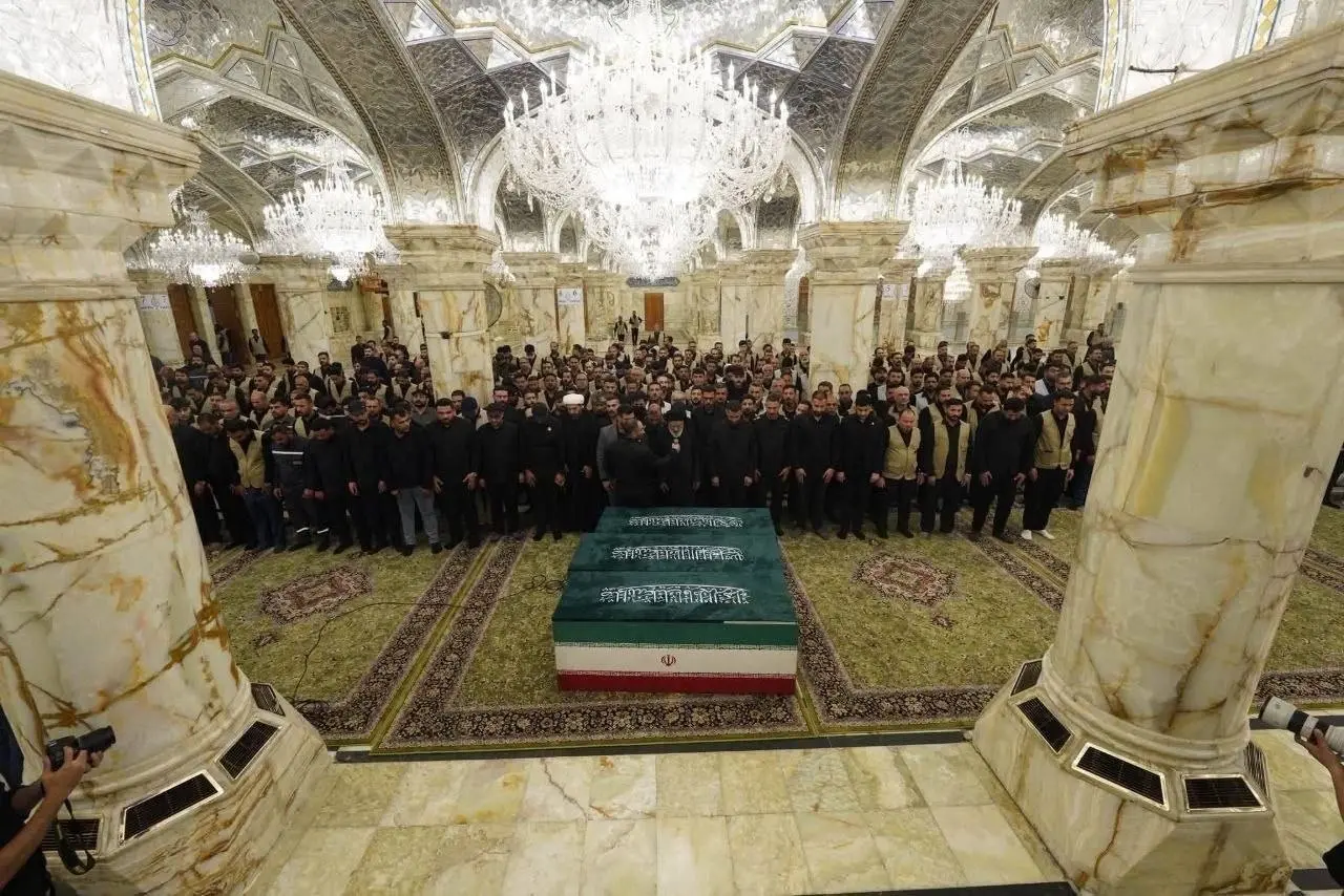 طواف پیکر مطهر رهبر شهید در صحن حرم امام علی (ع) و حرم امام حسین (ع)/ برگزاری مراسم اقامه نماز بر پیکرها