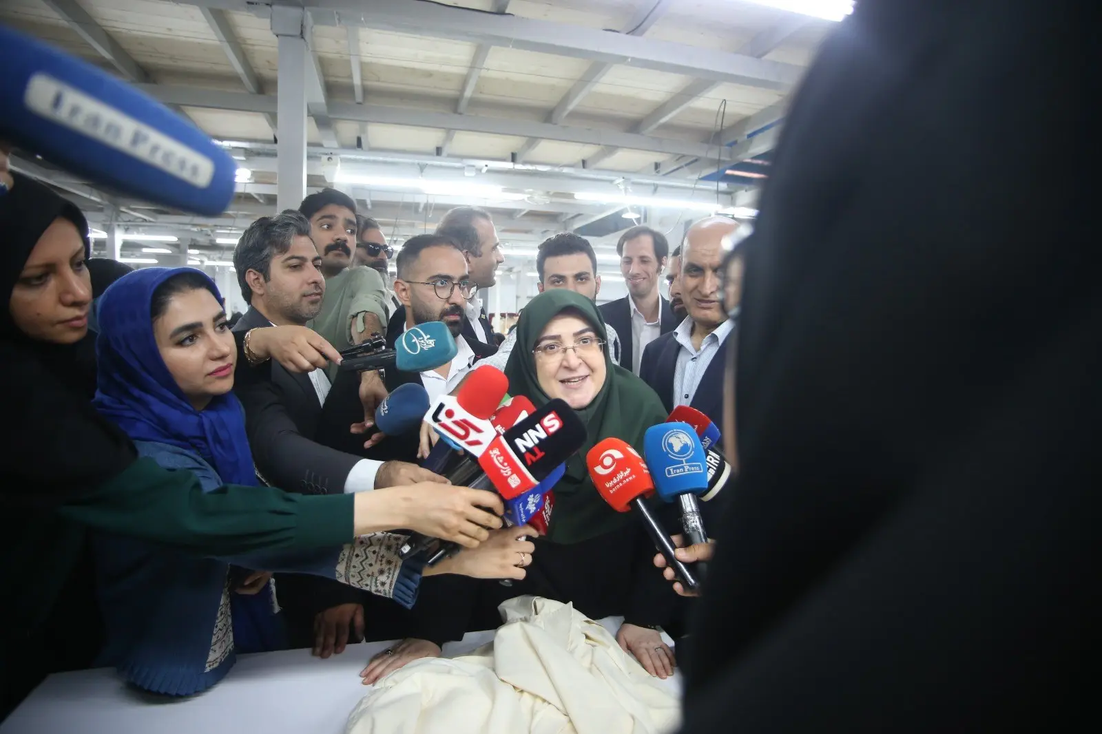 بازدید سخنگوی دولت از یک کارگاه تولیدی پوشاک در منطقه آزاد انزلی