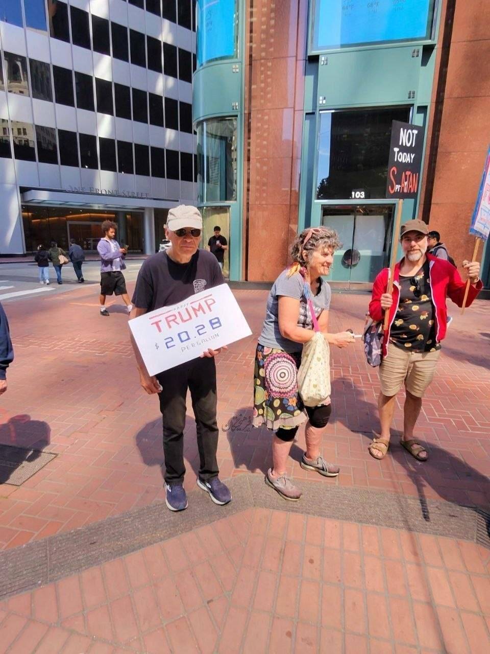 پلاکاردِ این پیرمرد آمریکایی خبرساز شد+ عکس