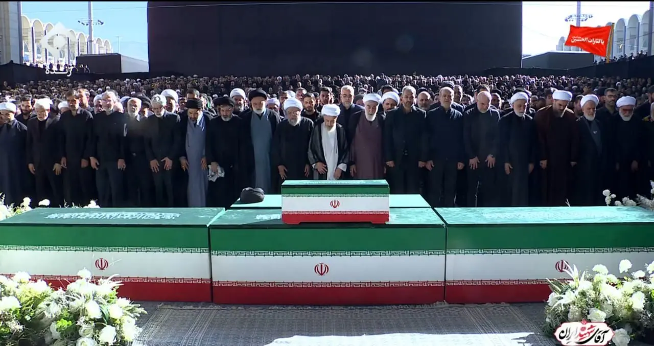 قابی از لحظه آغاز اقامه نماز بر پیکر رهبر شهید انقلاب+ عکس
