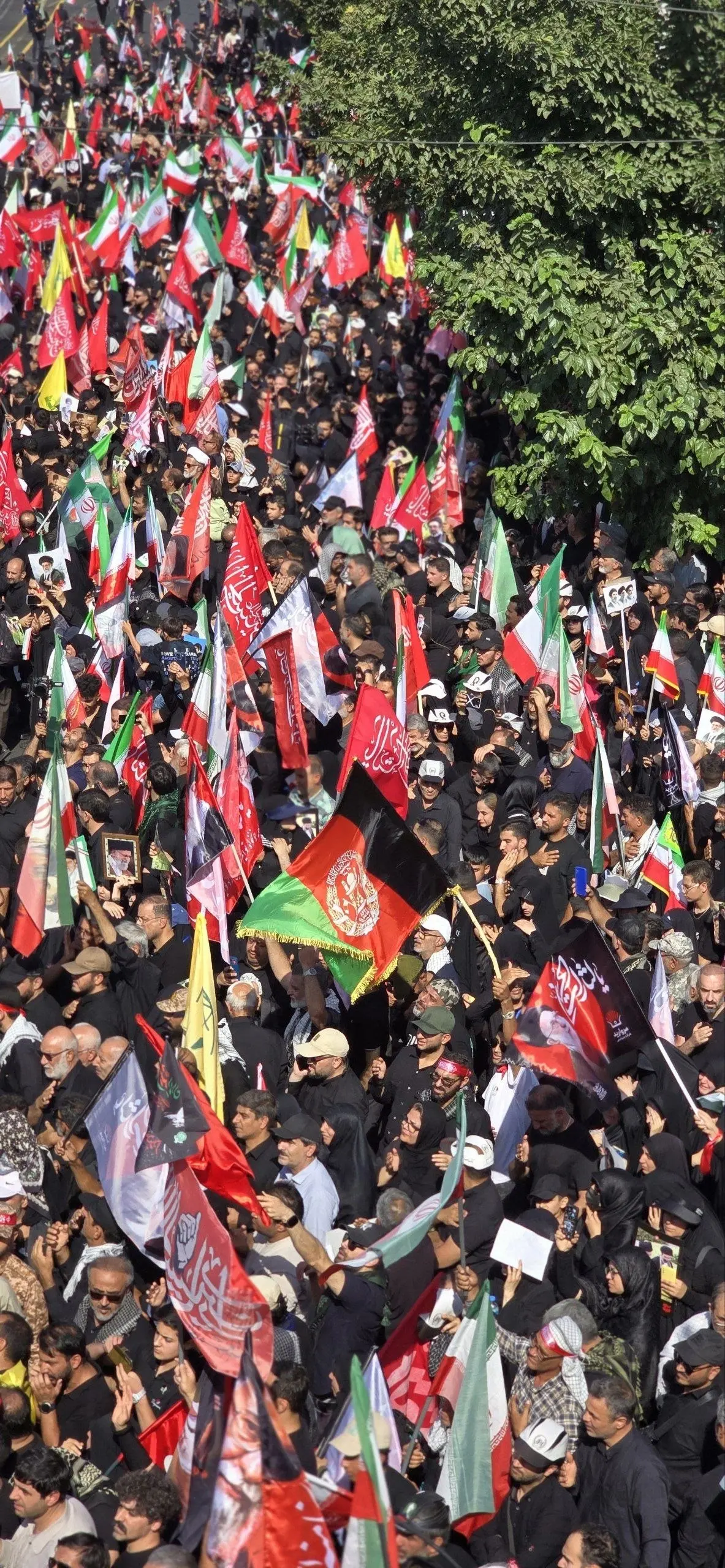 برگزاری مراسم تشییع پیکر رهبر شهید انقلاب در تهران/همه با پرچم‌های سرخ آمدند