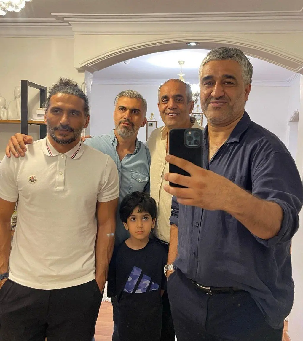 عکس تازه منتشر شده از پژمان جمشیدی در کنار دوستانش عکس تازه منتشر شده از پژمان جمشیدی در کنار دوستانش