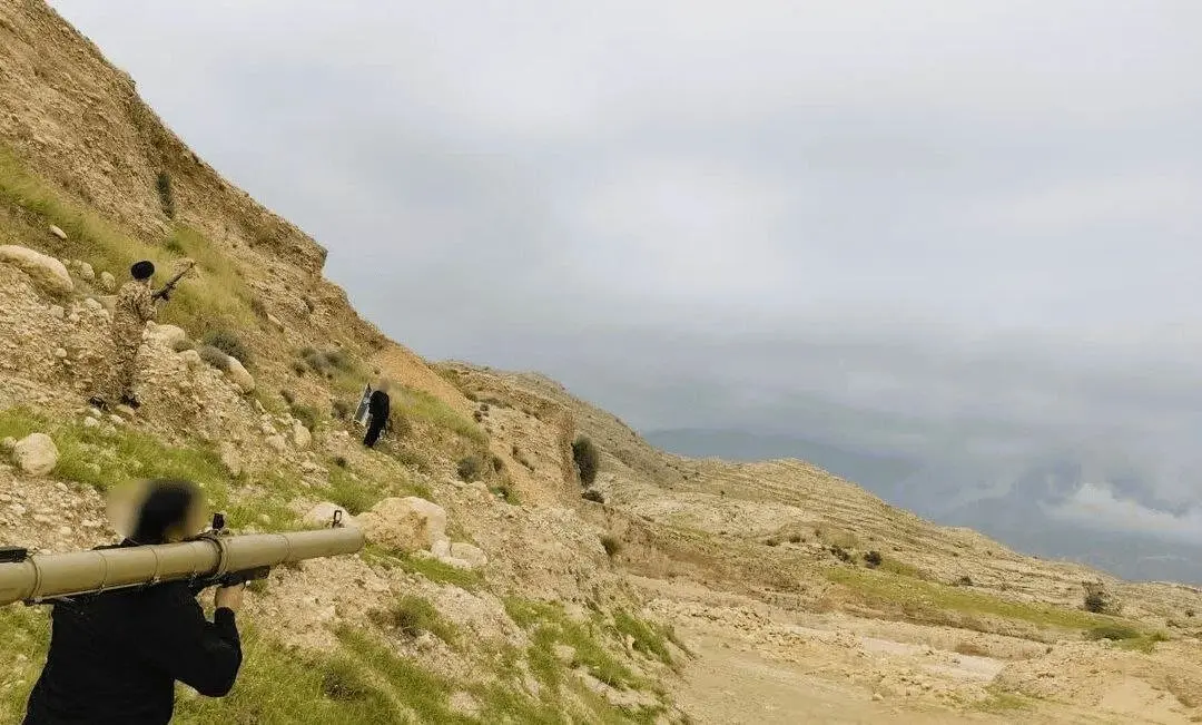 تصاویر امام جمعه اهواز با لباس رزم برای شکار هواگردهای دشمن+ عکس