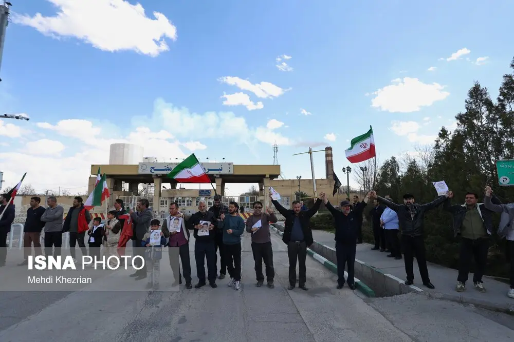 زنجیره انسانی مقابل نیروگاه مفتح همدان + عکس