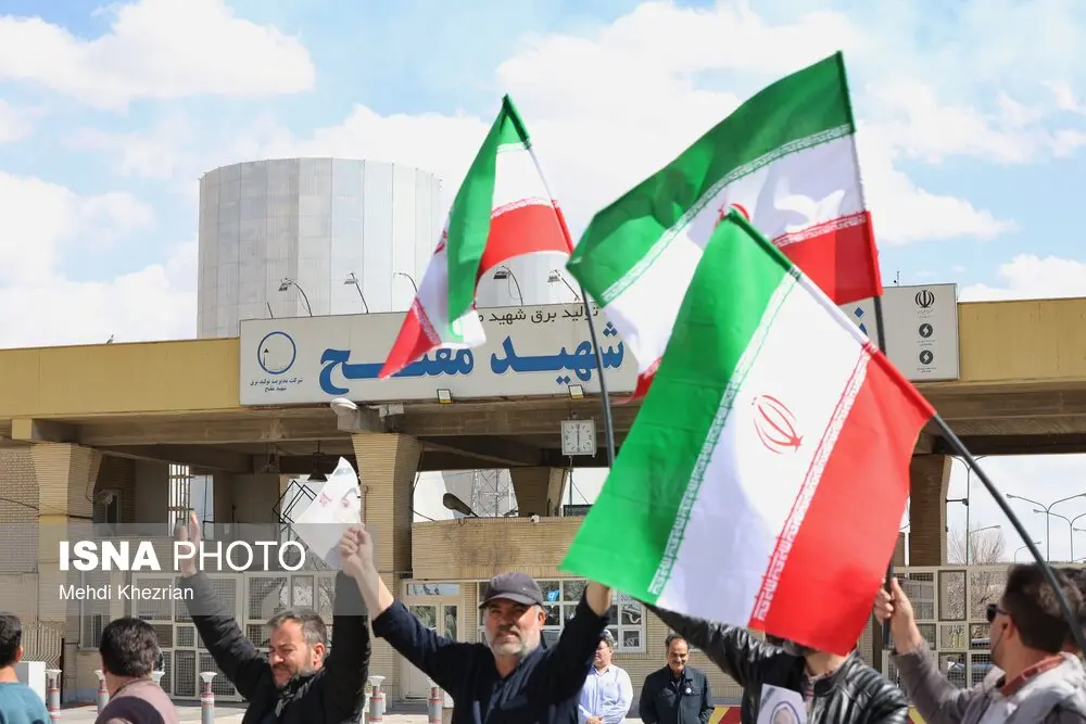 زنجیره انسانی مقابل نیروگاه مفتح همدان + عکس