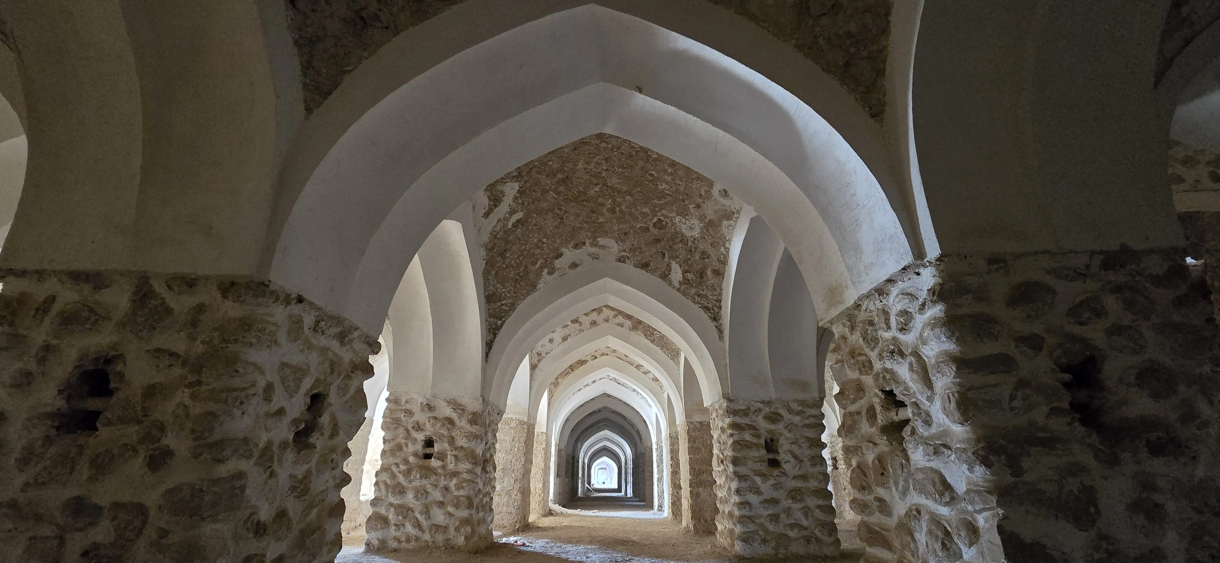 دژ برازجان؛ میراث جهانی فراموش شده بوشهر/ مرمت کاروانسرای ثبت جهانی شده نیمهکاره است