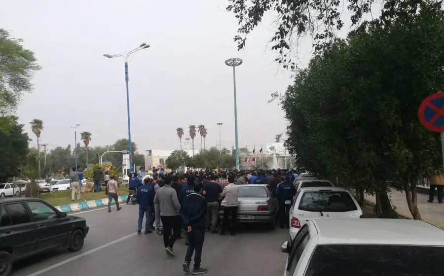 ادامه تجمع اعتراضی کارگران گروه ملی فولاد در مقابل استانداری خوزستان