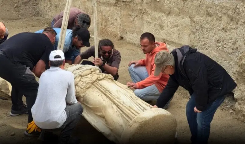 پیدا شدن تندیس الهۀ یونانی پس از ۲۲۰۰ سال در محوطۀ تئاتر باستانی