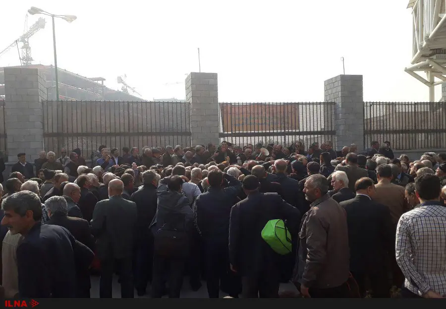 اعتراض بازنشستگان فولاد مقابل ساختمان مجلس از سر گرفته شد