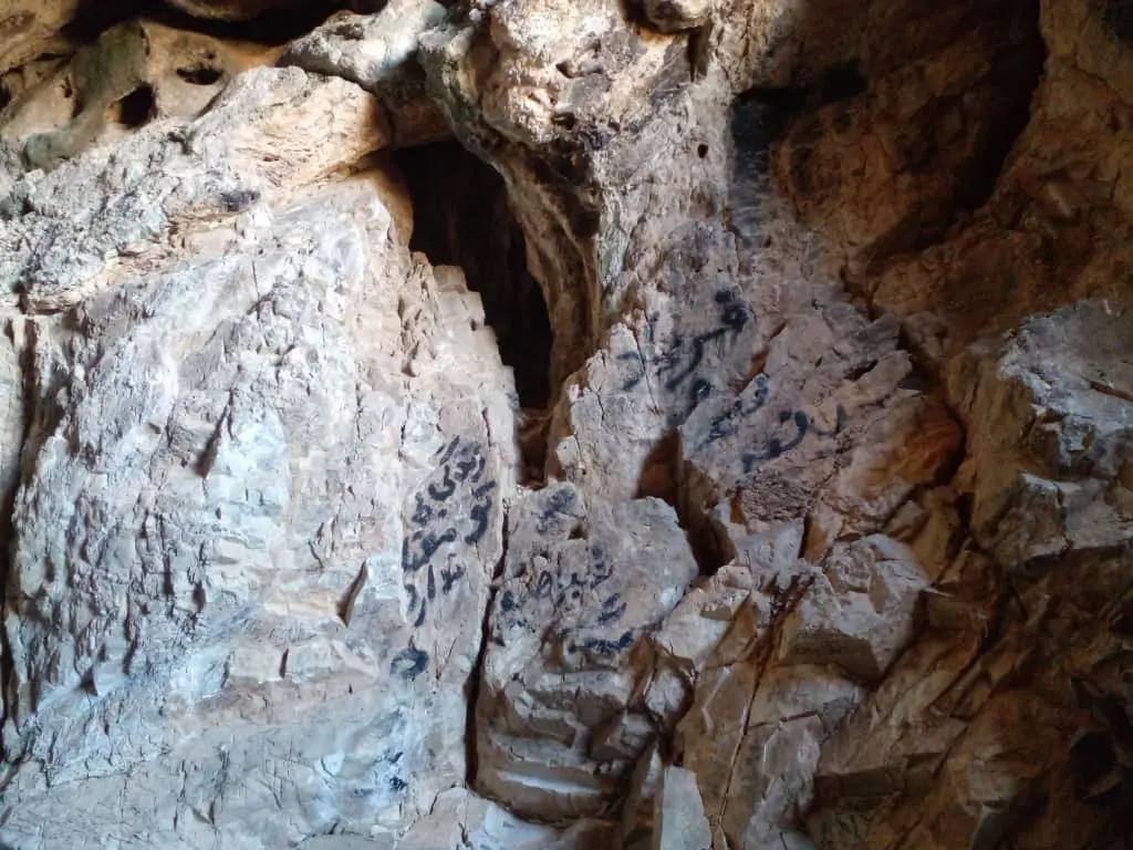 کشف سفال‌هایی از دوره مس و سنگ و نمایان شدن هفت نیایشگاه مهر در ابر موزه تفرش+عکس