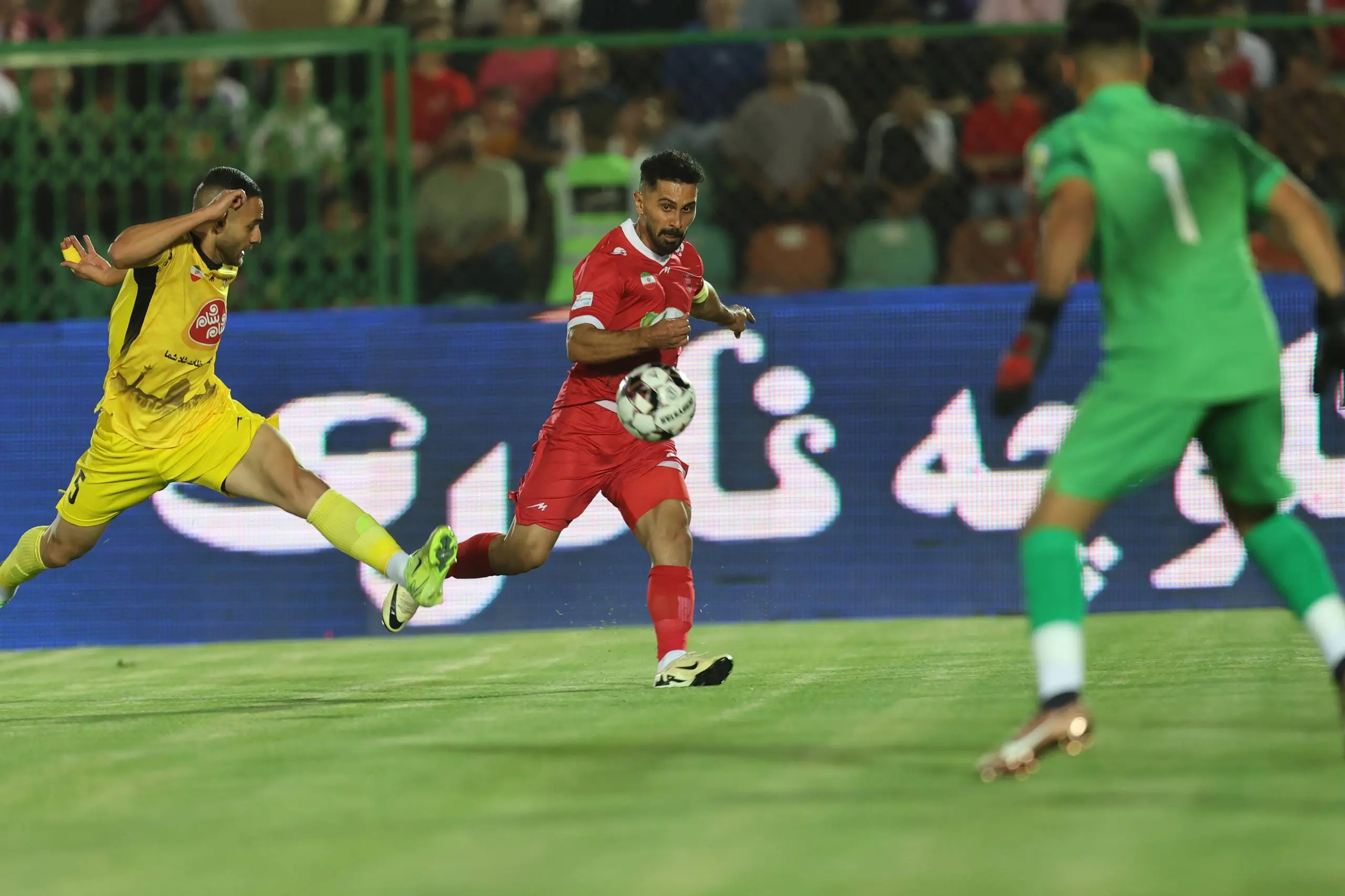 پرسپولیس ۱-۱ فجر: علیپور جلوی فاجعه را گرفت