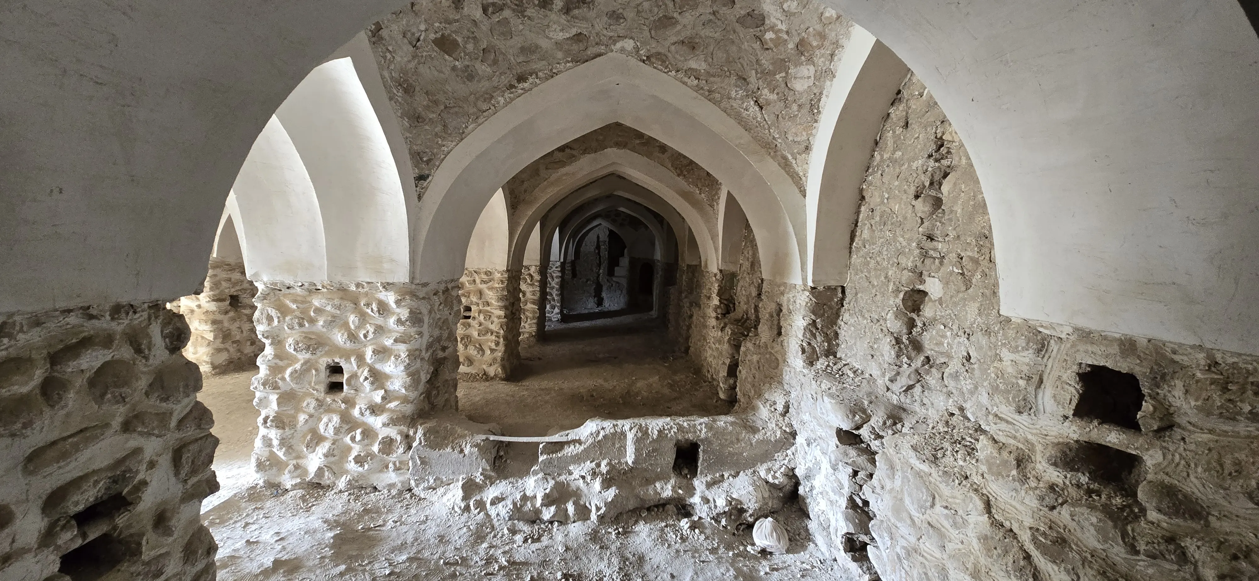 دژ برازجان؛ میراث جهانی فراموش شده بوشهر/ مرمت کاروانسرای ثبت جهانی شده نیمهکاره است