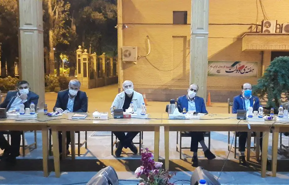 کمکاری مسئولان درباره کرونا با واکسیناسیون سریع جبران شود/ ضرورت ارتقای ارائه خدمات به بیماران در بیمارستانها/ تعطیلی اصناف بی تاثیر است