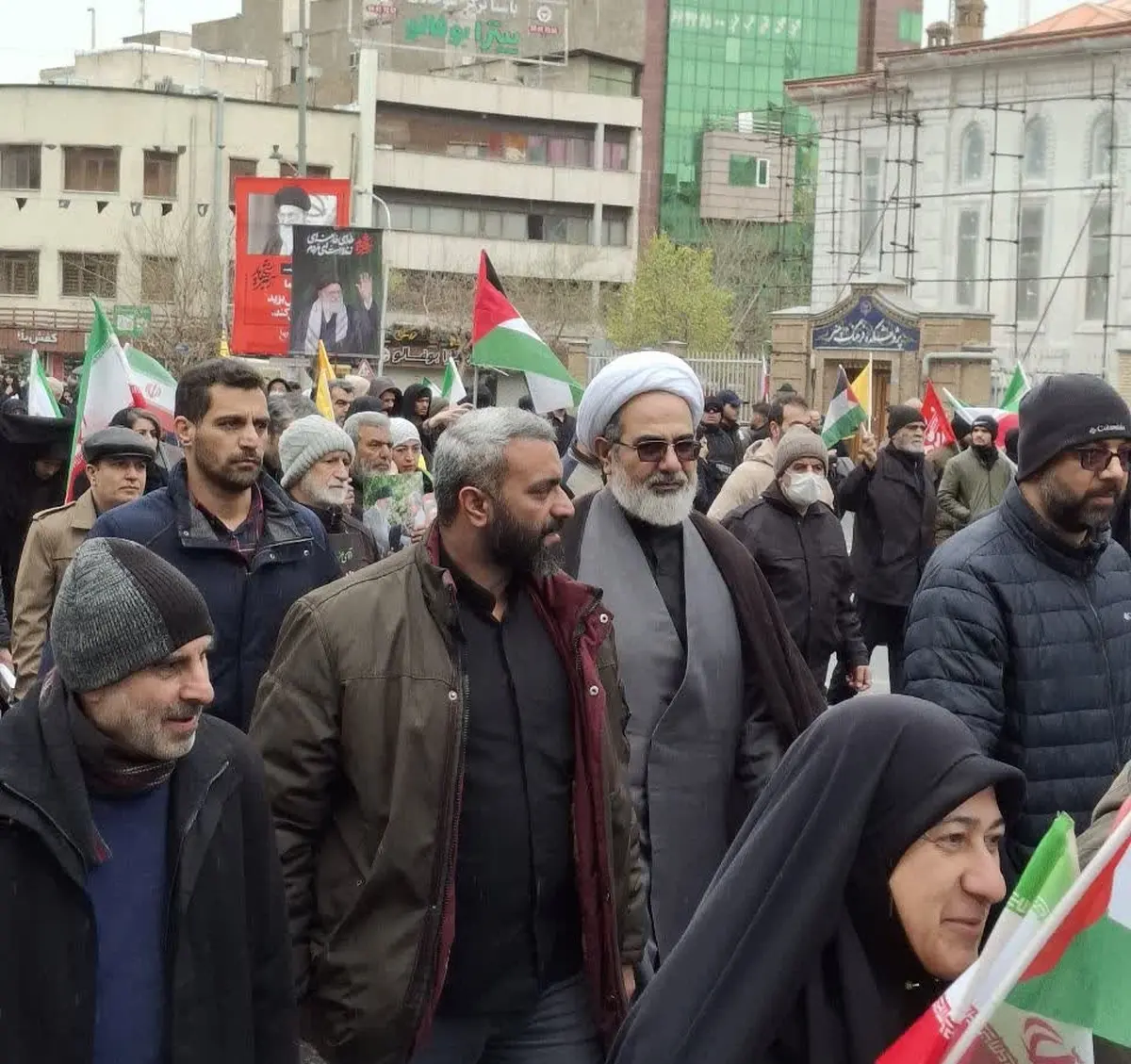 برگزاری مراسم روز جهانی قدس در چهاردهمین روز تحمیل جنگ به ایران/ تکبیر مردم همزمان با انفجارها در حوالی مسیر راهپیمایی+ فیلم و عکس