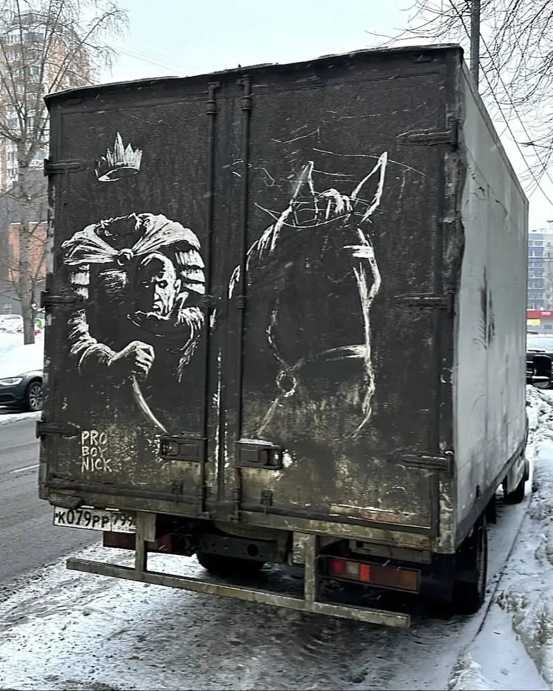 هنرمند روس از گرد و غبار، بوم می‌سازد + عکس