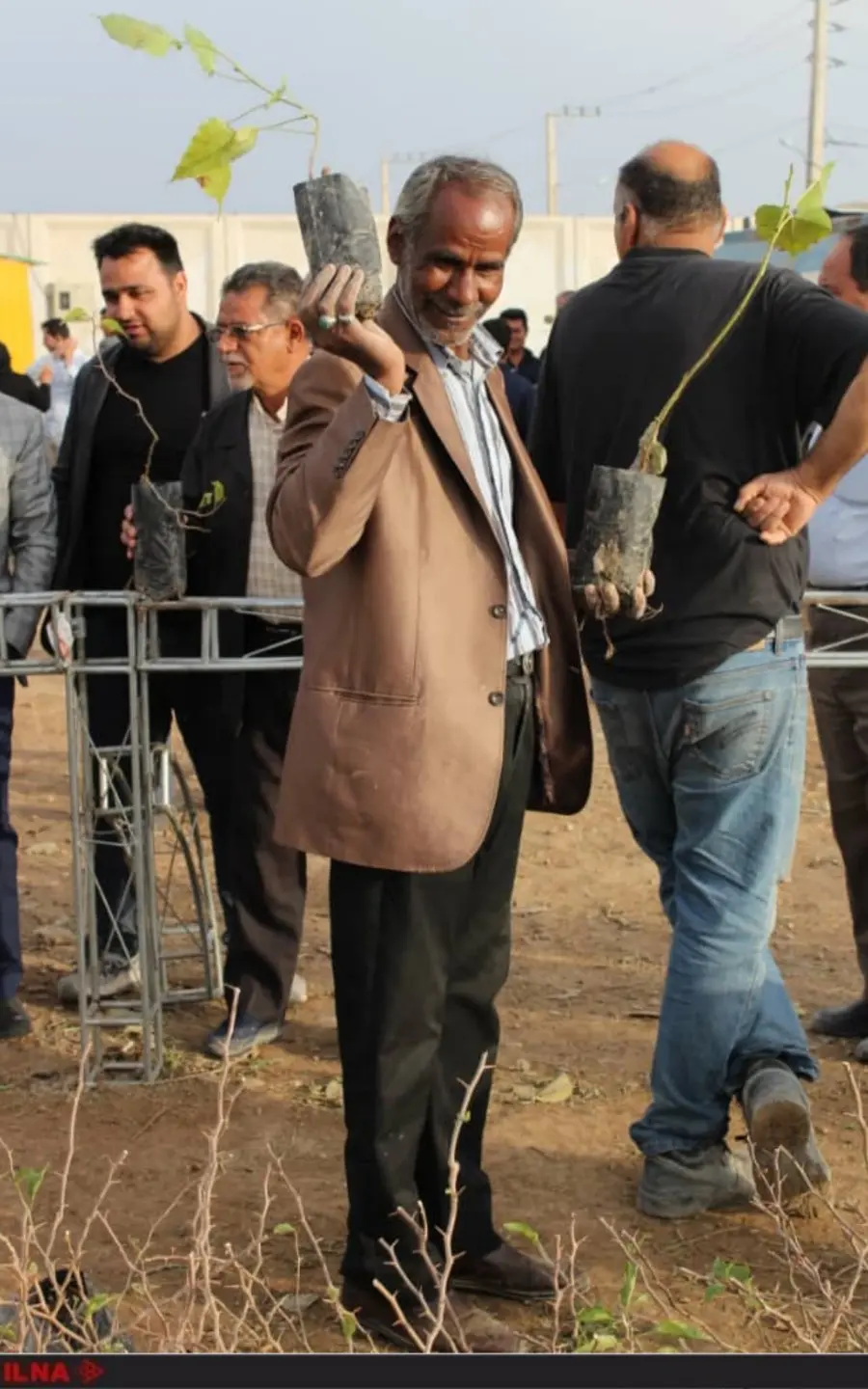 گزارش تصویری از اهدا ۳۰ هزار اصله نهال در اهواز