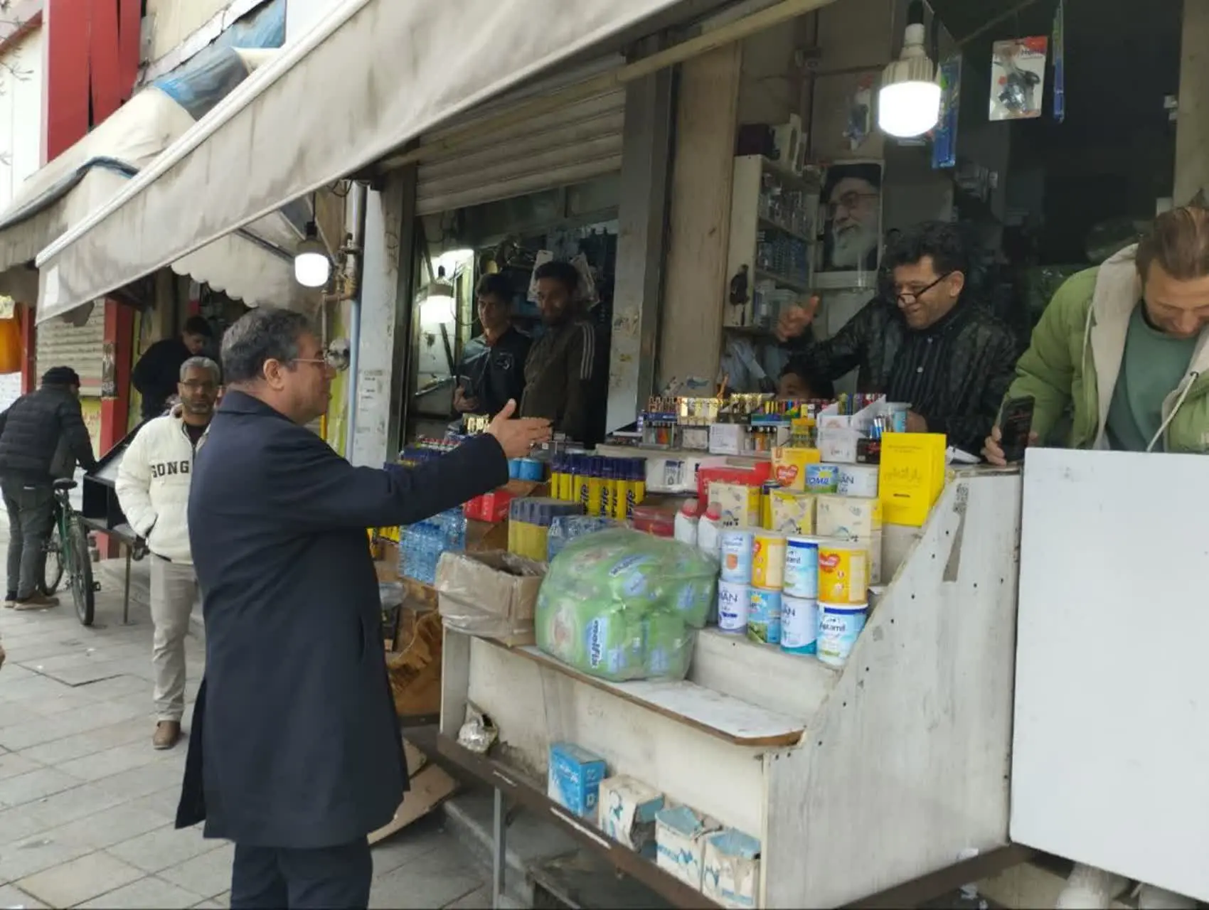 بازار آذربایجان غربی در روزهای جنگ/کمبودی در تامین کالاهای اساسی وحود ندارد/قفسه ها پر مردم در حال خرید