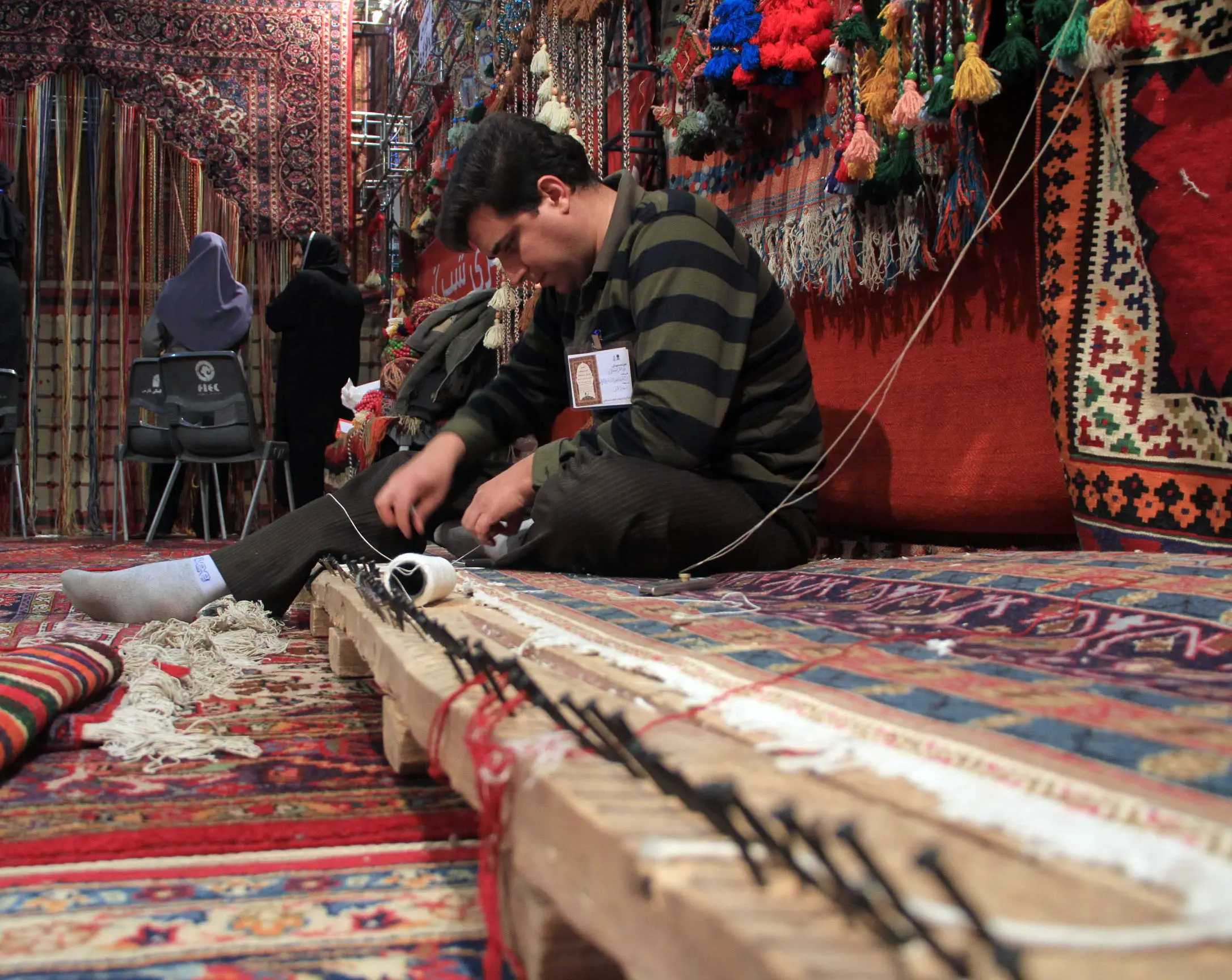 ​قامت قالی شیراز شکست/ ناامیدی ۱۷۰ هزار بافنده استان از صنعت فرش