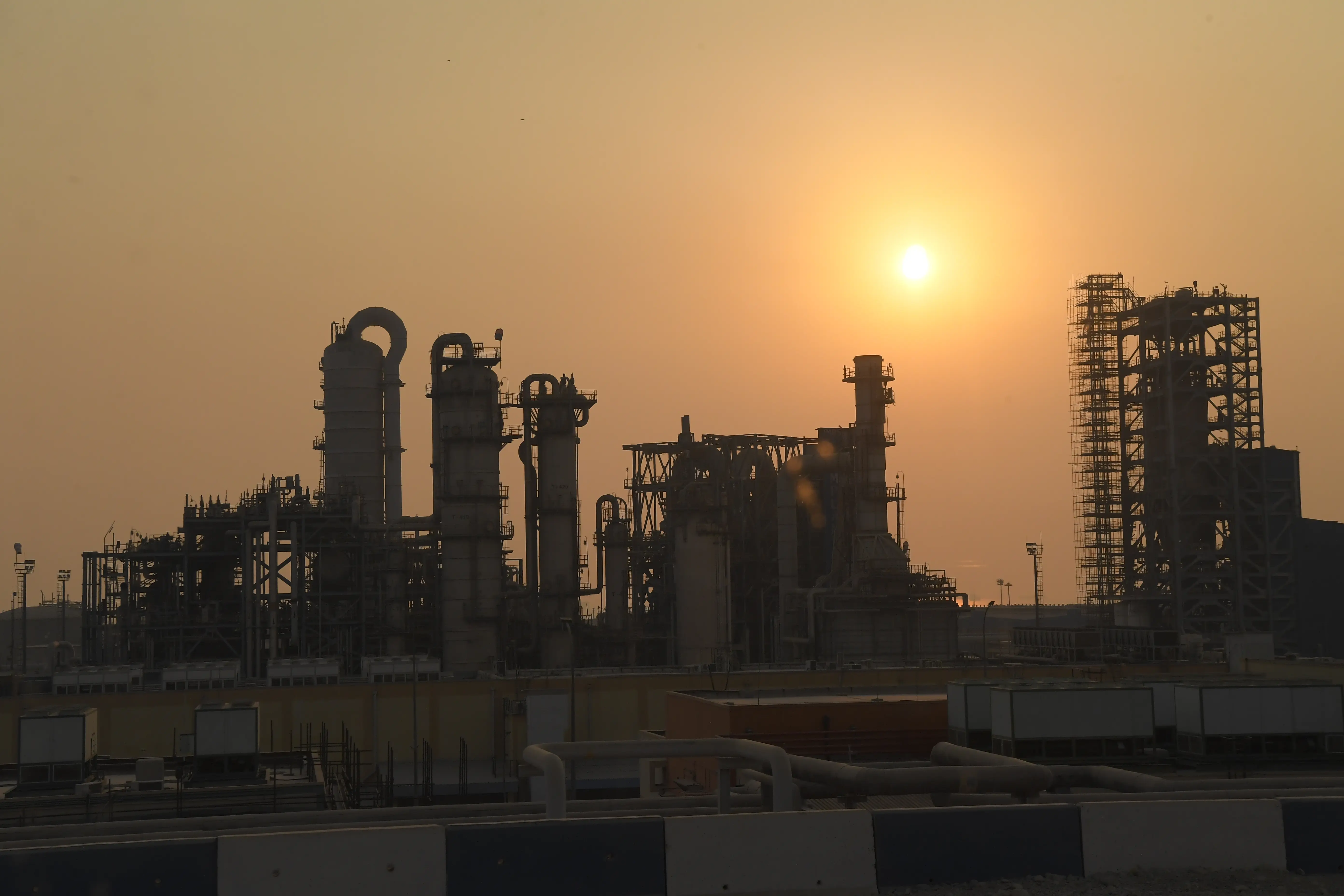 سایه سیاست بر شعله صنعت