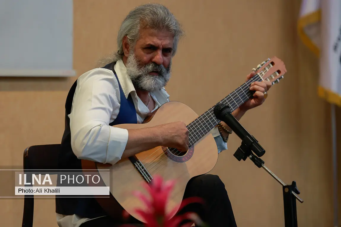 رونمایی از مجموعه شعر سعید امکانی؛ «بهار همینجا پشت چراغ قرمز سبز خواهد شد» + عکس