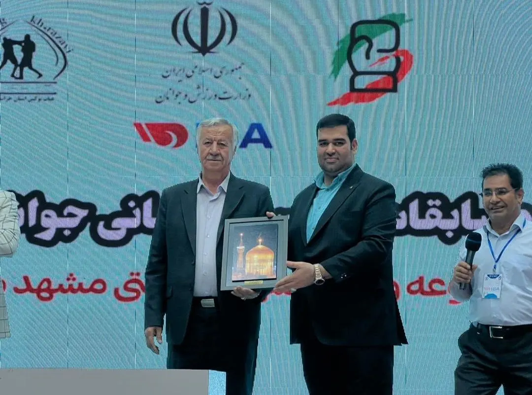 پیگیری دلیل ریزش سکوی اهدای جوایز مسابقات بوکس/ از تعدد نفرات تا بی‌توجهی به تذکرات