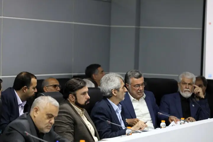 جزئیات جلسه غیرعلنی امروز مجلس با وزیر بهداشت/ پیگیری گرانی دارو و شهریه دانشجویان خارج از کشور از سوی نمایندگان/ درخواست دولت برای افزایش بودجه بیمهها