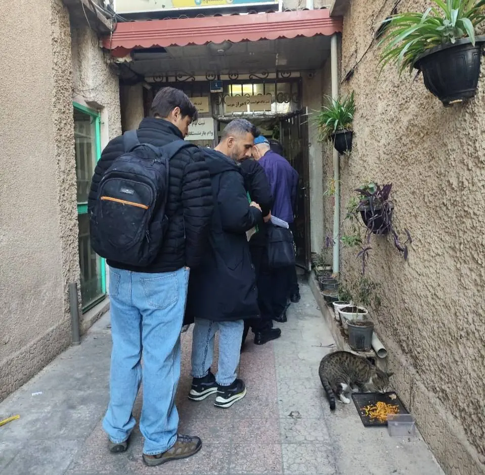 یک روز در صف طولانی کارگران در اداره کار/ چندماه دوندگی برای چندرغاز بیمه بیکاری!