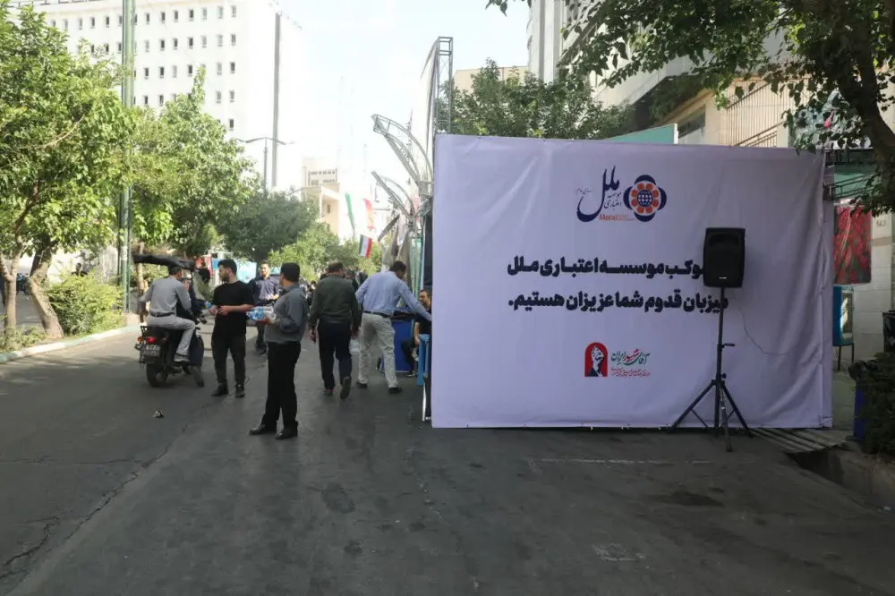 پذیرایی از تشییعکنندگان امام شهید