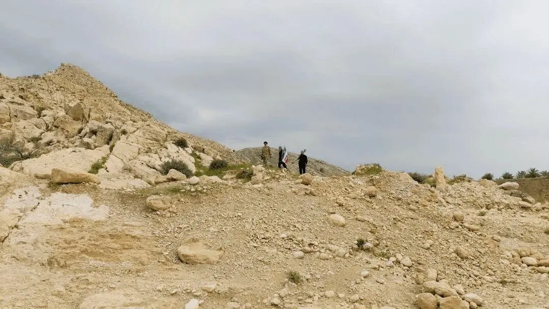 تصاویر امام جمعه اهواز با لباس رزم برای شکار هواگردهای دشمن+ عکس