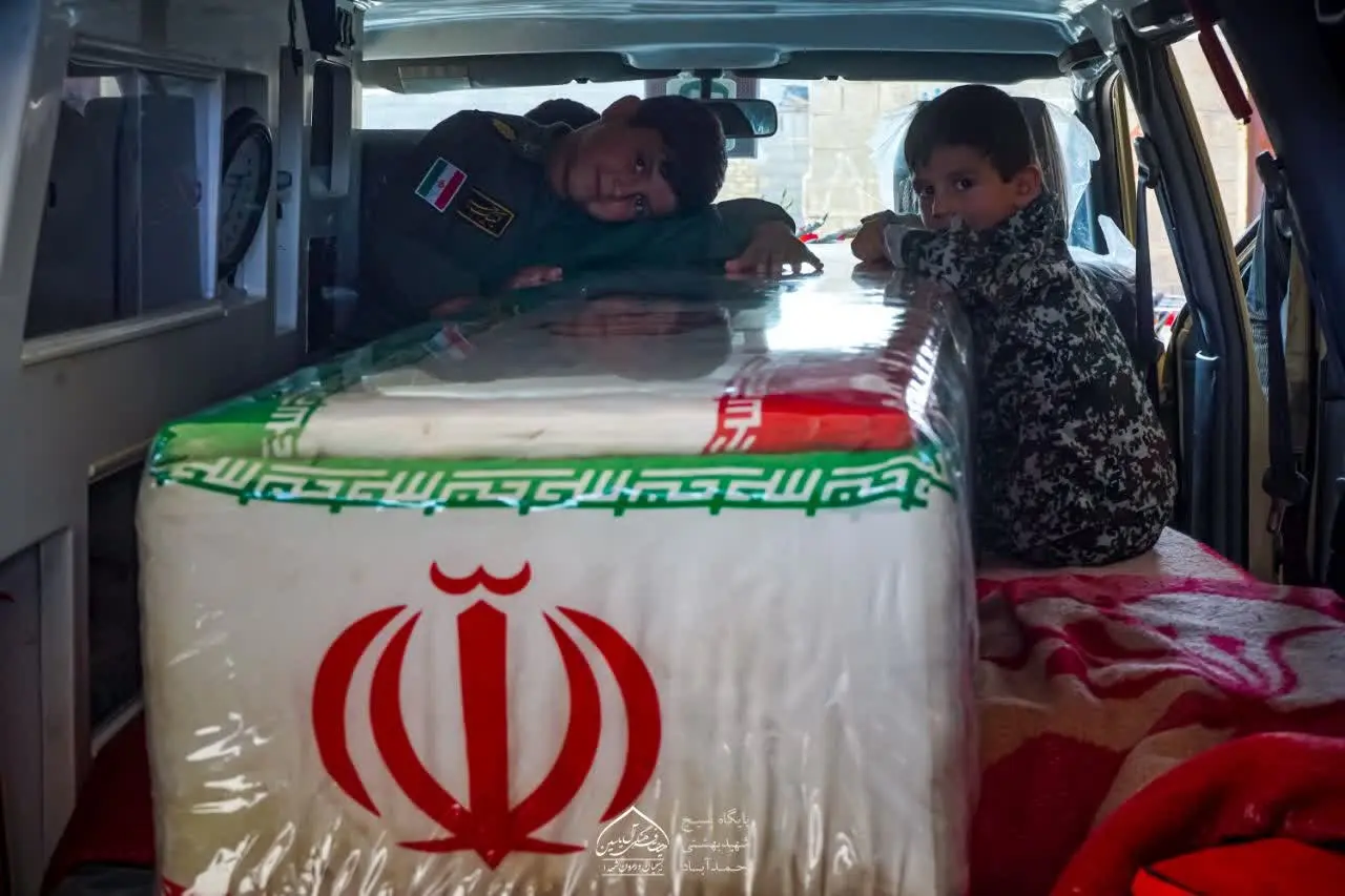 فرزندان شهید محمد براتی در کنار پیکر پدرشان/عکس