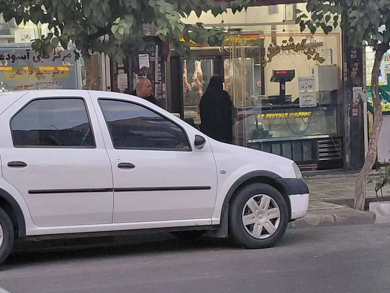 اینجا «همه» فقیرند/ ملت نان را هم نسیه میخرند/ تزریق هروئین در چندقدمی یک مجتمع تجاری غولپیکر!