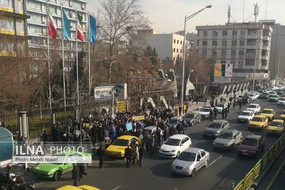 تجمع بازنشستگان کارگری اینبار مقابل تامین اجتماعی/ مستمریها را به خط فقر برسانید، درمان رایگان حق ماست
