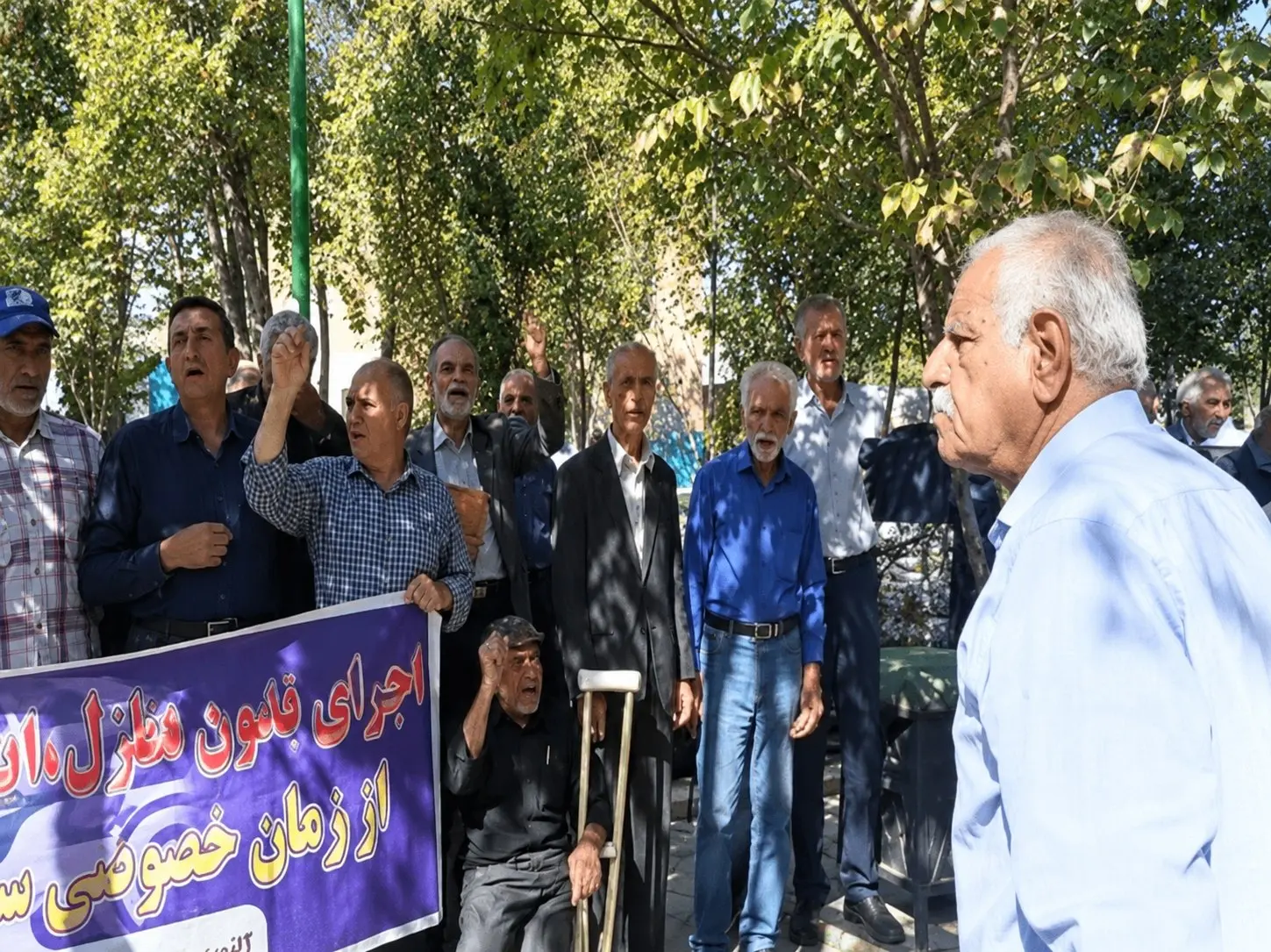 تجمع بازنشستگان مخابرات اصفهان و تهران/ مزایای رفاهی ما چه شد؟