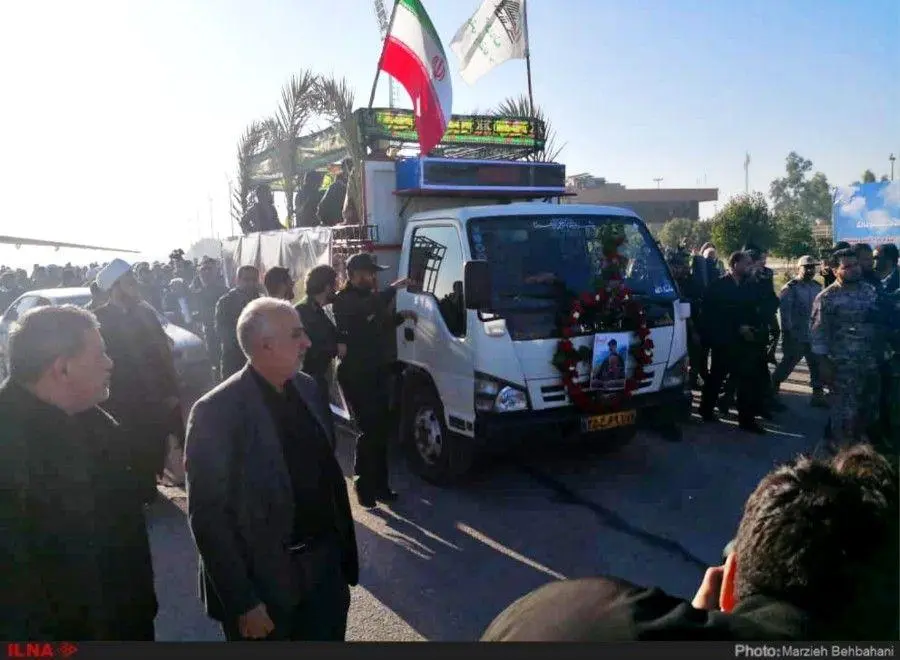 سیل بشری بمدن 'آبادان' و'خرمشهر' لتشییع جثمان الشهید المهندس