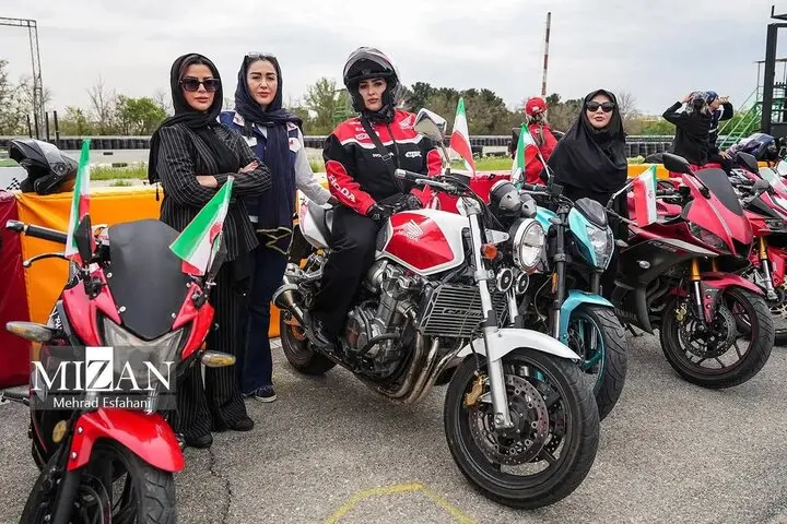 رژه کم سابقه زنان موتورسوار در میدان آزادی + عکس