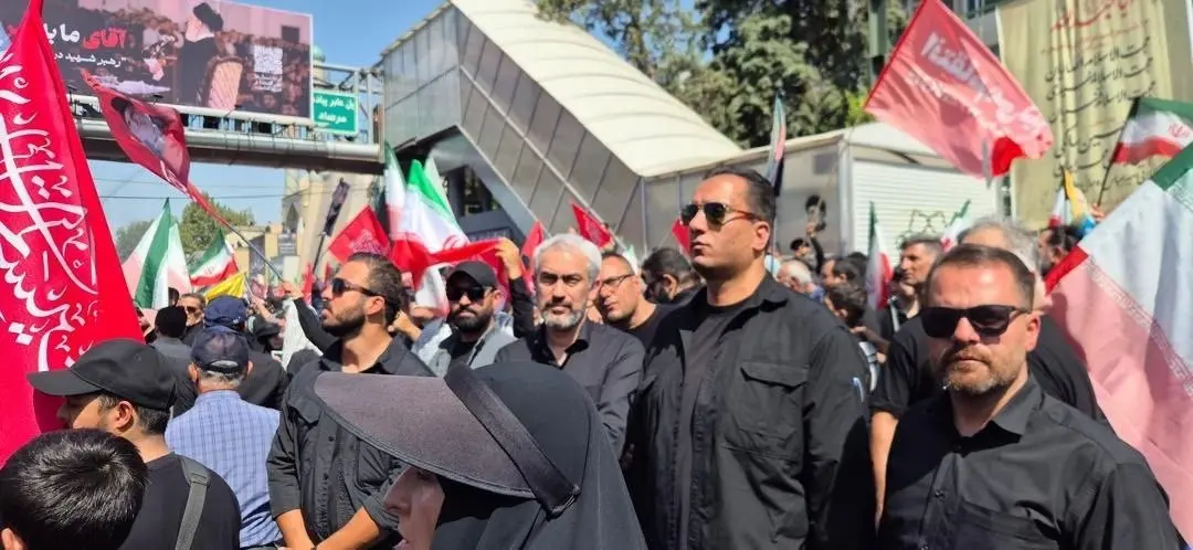 برگزاری مراسم تشییع پیکر رهبر شهید انقلاب در تهران/همه با پرچم‌های سرخ آمدند