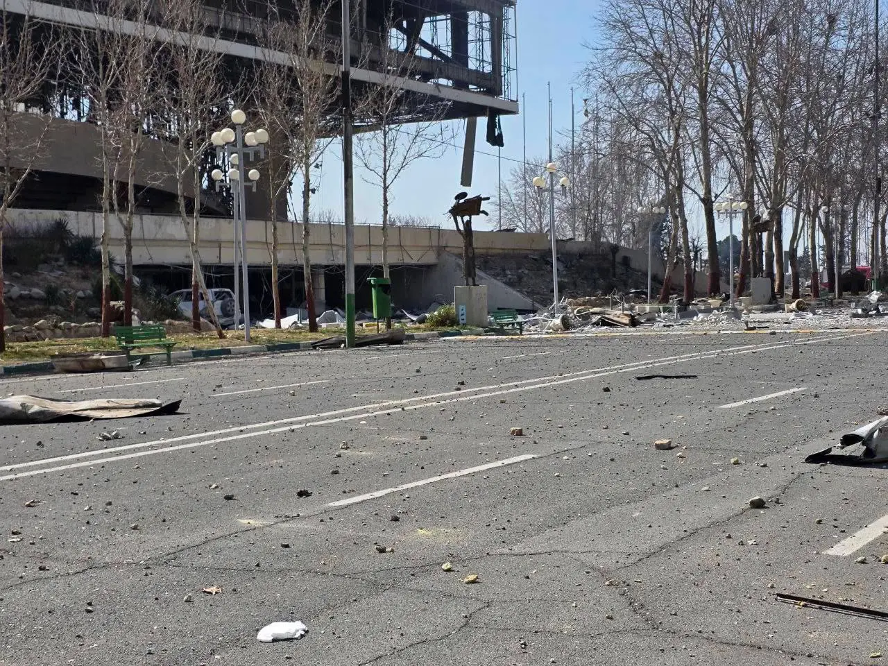 تخریب سالن 12 هزار نفری استادیوم آزادی در حملات آمریکا (عکس)