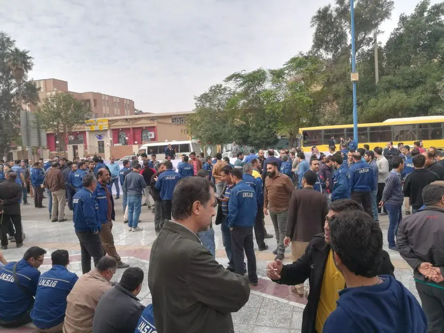 ادامه تجمع اعتراضی کارگران گروه ملی فولاد در مقابل استانداری خوزستان