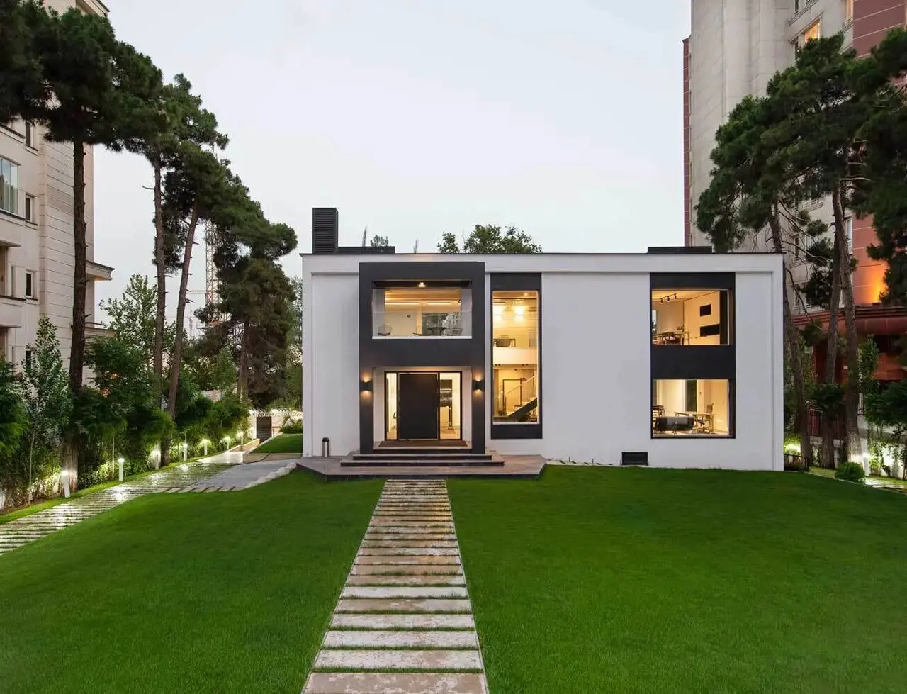 تصاویر ساختمان اداری لوکس در قلب باغ ۵ هزار متری تهران