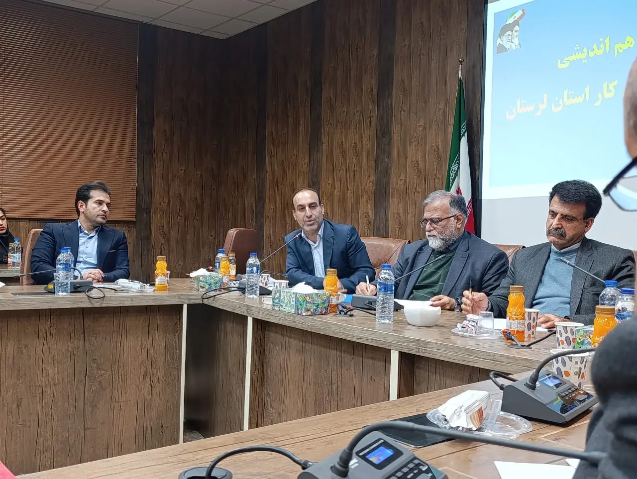 کارگران ستون اصلی  توسعه و پیشرفت  لرستان هستند/ضرورت گفتگوی اجتماعی در چهارچوب تعامل،احترام و آینده نگری 